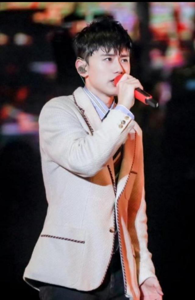 张杰突然生病,张杰演唱会单膝跪地谢娜