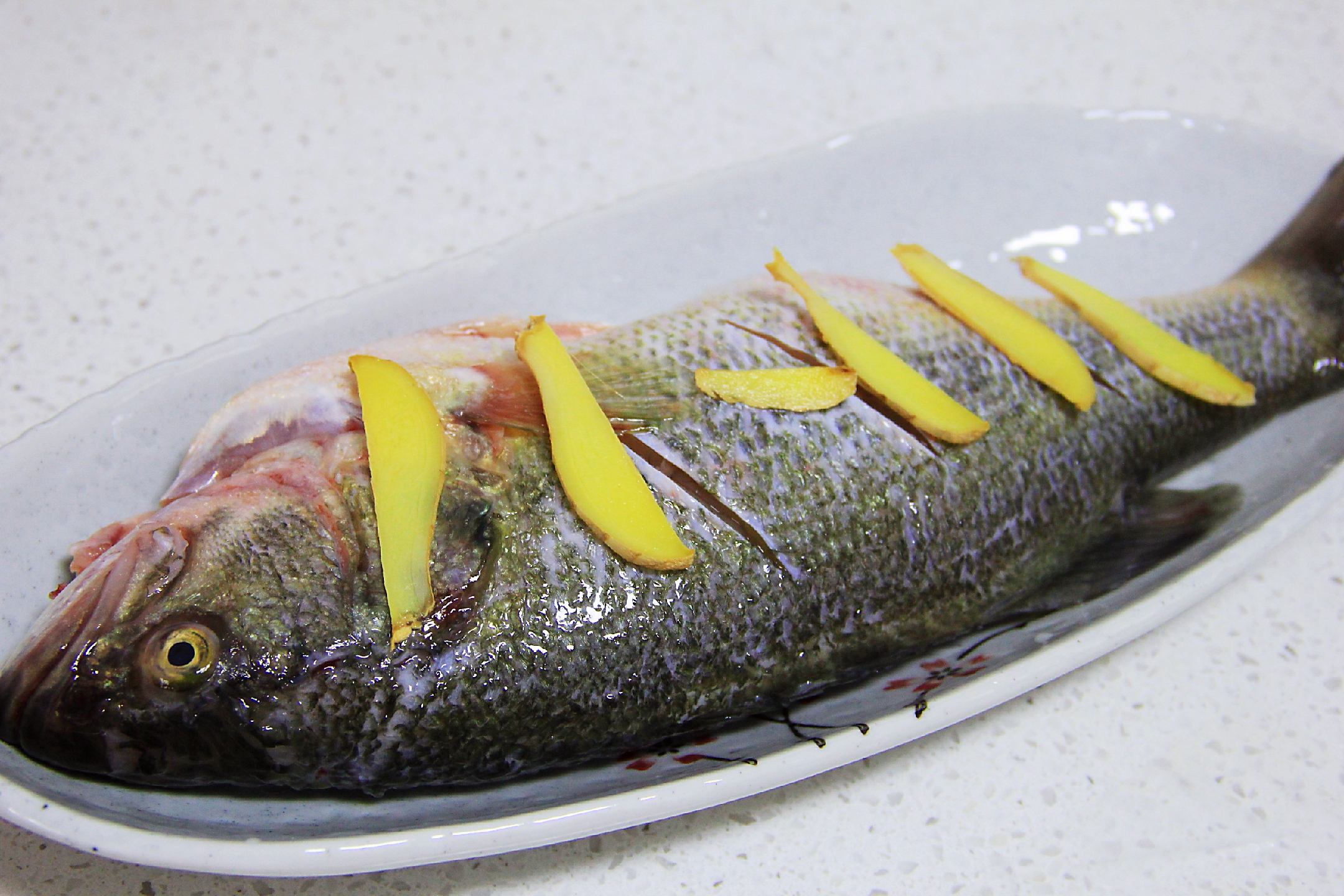 清蒸鱼的正确方法是冷水还是热水,清蒸鱼放盐腌或者直接蒸都不对