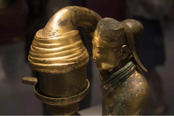 此物深埋地下千年，被誉“中华第一神灯”，设计感更是祖宗