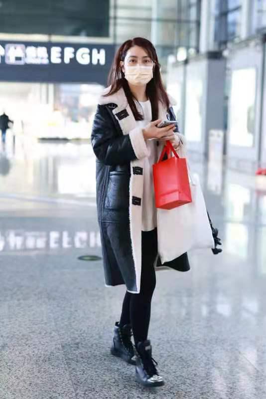 洪欣穿搭图片,49岁洪欣穿旗袍唱歌