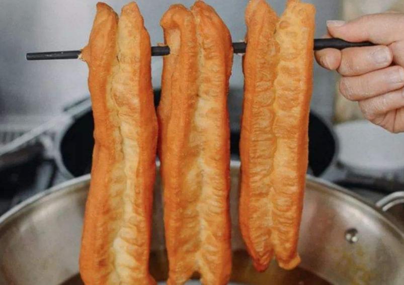 一招炸出蓬松酥脆的油条,早餐店的油条配方蓬松酥脆