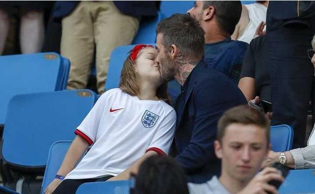 和女儿亲吻引争议，穿西装居然配拖鞋？大儿子的造型还被吐槽