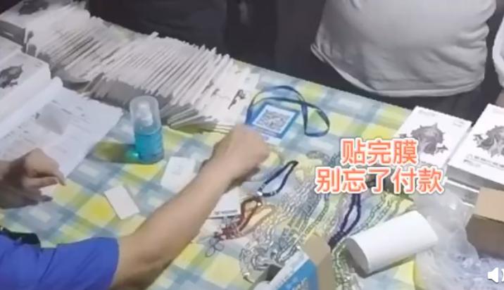 暖心城管照看无人地摊，亲自上阵，结果喜当干爹