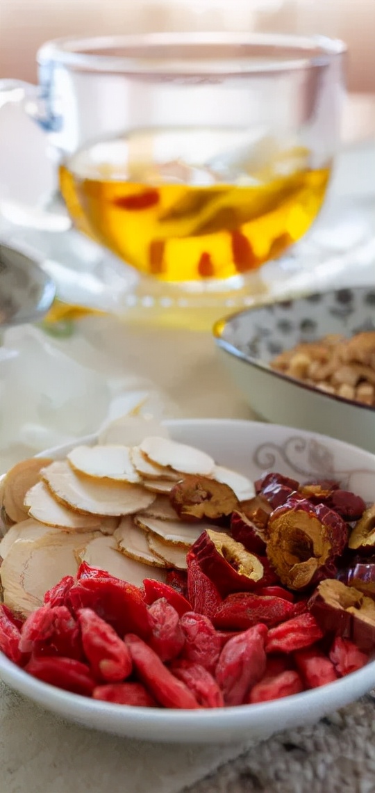 干燥的春季做点润肺清肺养生汤吧,咽喉经常干燥有润肺润喉的中药吗