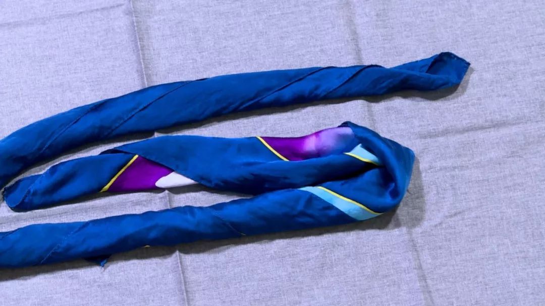 带衣领秋天丝巾的系法大全,秋天丝巾防寒各种围法