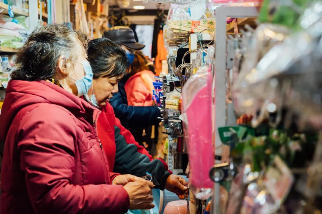 活着的两元店，2块钱能买啥？