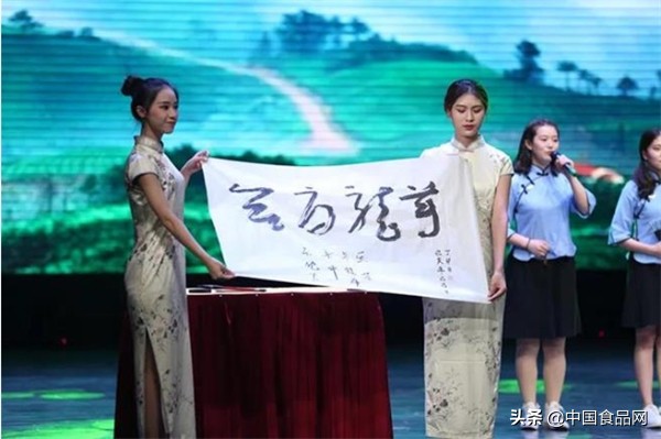 廖记棒棒鸡独家冠名四川电影电视学院第八届“学院杯”空乘大赛