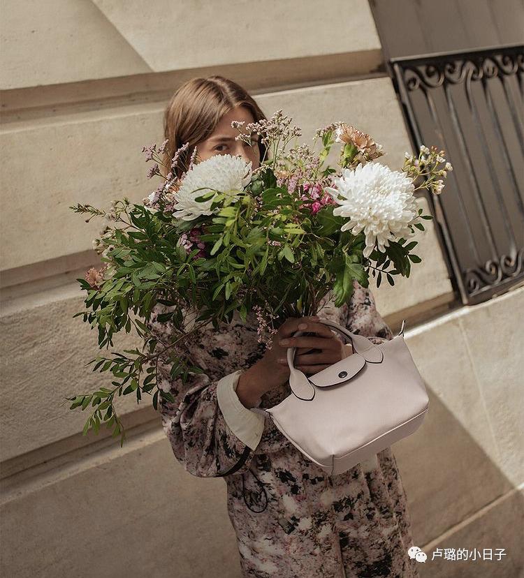 最有权势的德国总理天天背的千元包，这个法国的品牌到底多好用