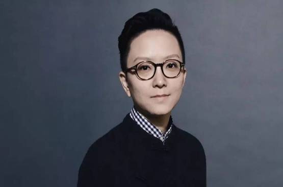 一个只争第一的姑娘，在台上扮男人却成了“头牌”