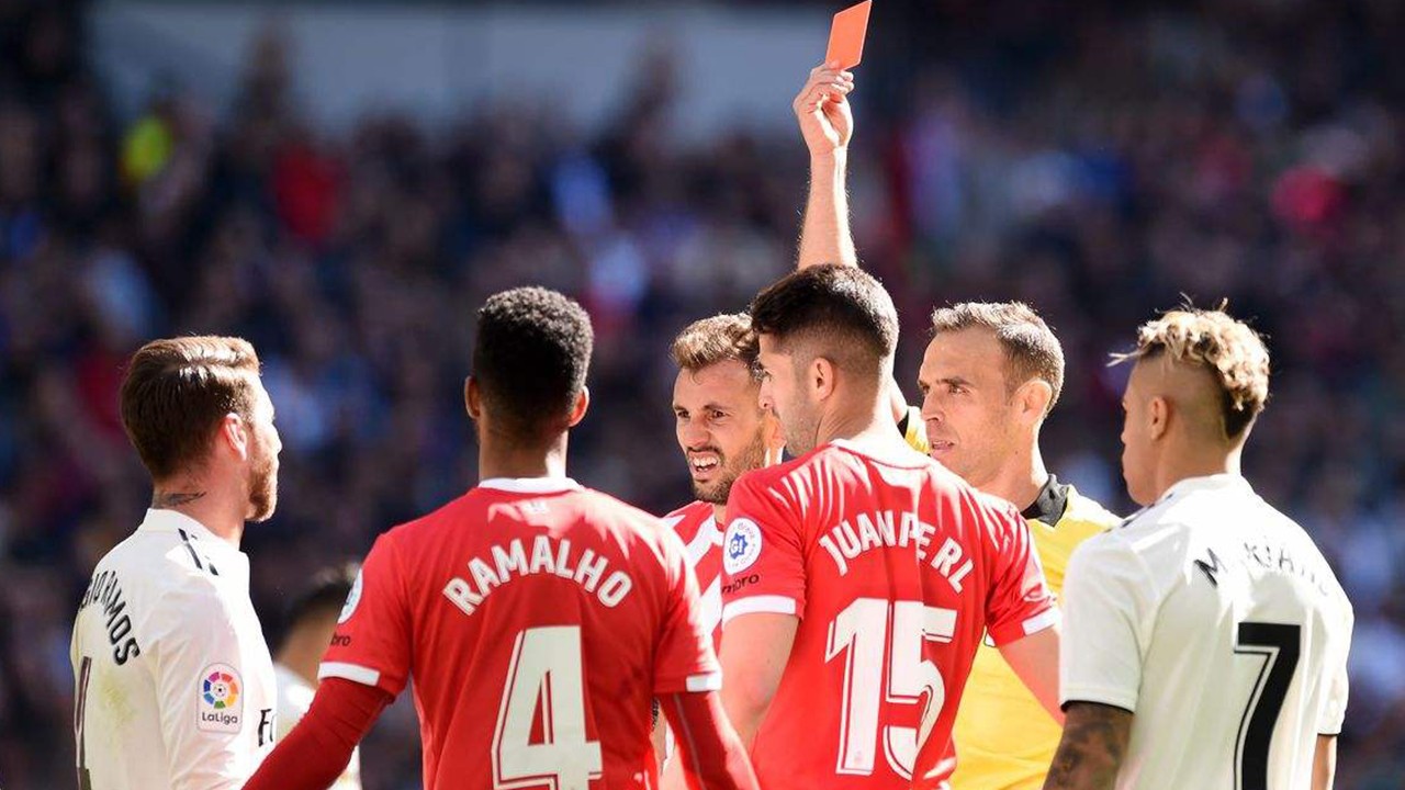 短短4天！继门将13秒被罚下，又现年度最囧犯规，替补场外造点球