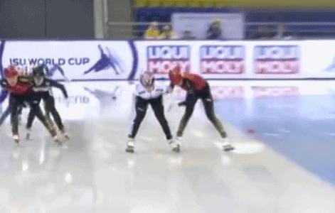 韩国队下黑手冰球棍都打断了,韩国队恶意推搡中国队