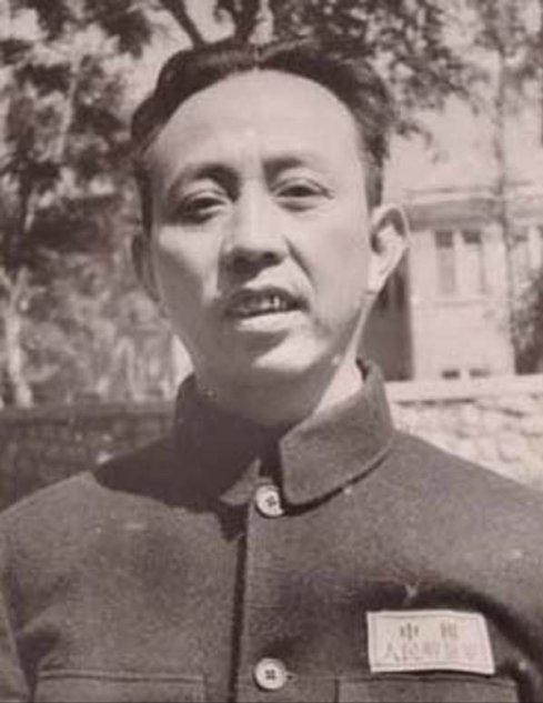 军区政治部主任讲话，副科长将座位调前开枪刺杀，令毛主席震惊
