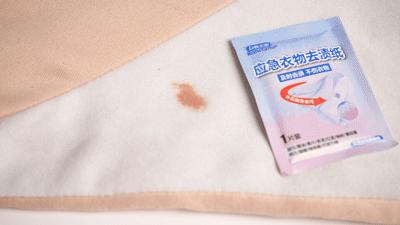 最简单的办法去除t恤上的油渍,白t恤发黄油渍怎么洗才能洗白