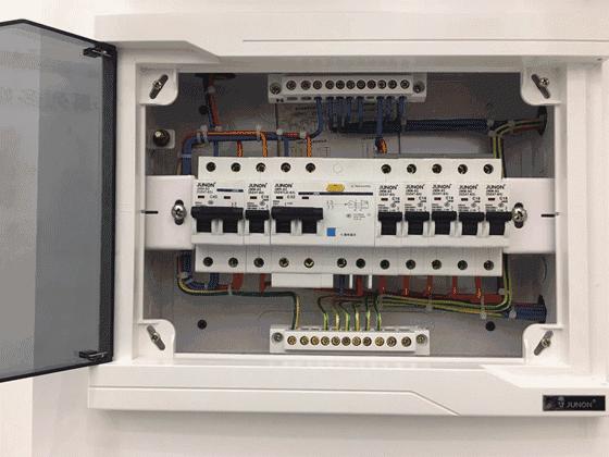 宾馆每个楼层必须设置配电箱吗,酒店客房配电箱正确安装位置