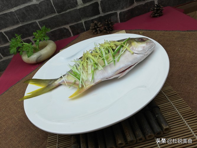 鲁菜熏鲳鱼最正宗的做法,鲳鱼浙江最正宗的做法