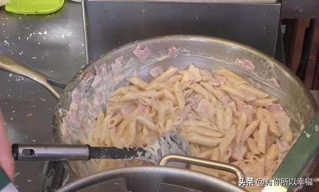 大妈校门口卖罕见小吃半天卖出,大妈校门口卖便宜小吃1块5个