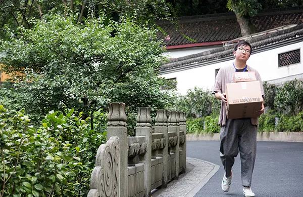 杭州灵隐寺招人火爆热搜，不用出家！当初入职90后小伙再度走红：一年半瘦20斤，8小时上班制，KPI随缘