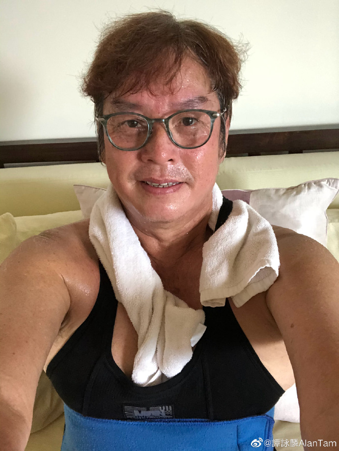 当你们还在关心谭咏麟“睡粉”，我却完全被71岁的他的状态吸引