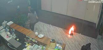 视频拍下电瓶车爆燃全过程,电动车充电2分钟爆燃10余次