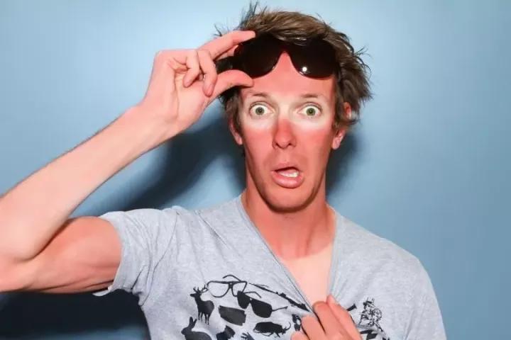 晒黑在今年夏天成为一种新时尚，外国友人纷纷把自己晒成“条纹”