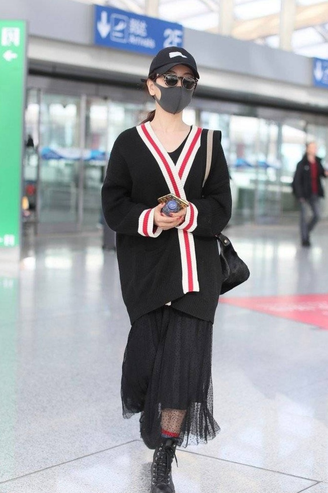 杨蓉白色深v抹胸装,杨蓉穿羽绒服好看吗