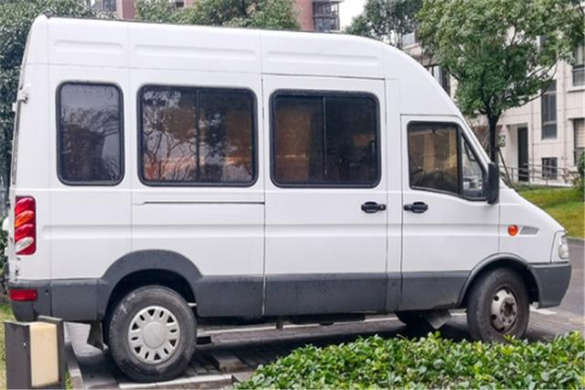 为什么路上有黑色面包车,为什么路上见不到大货车