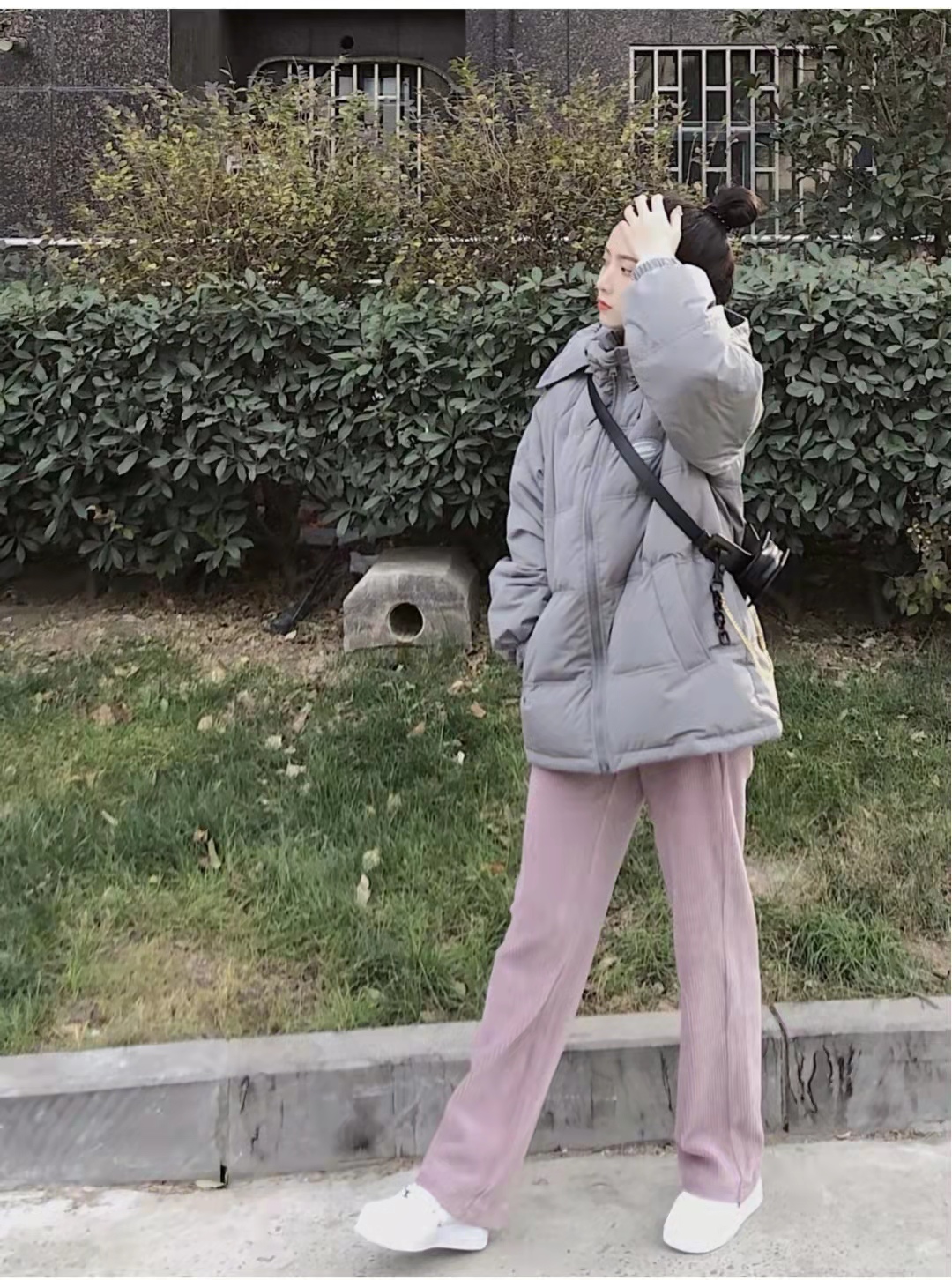 男生粉色衣服搭配什么颜色裤子,粉色针织衫搭配什么颜色裤子