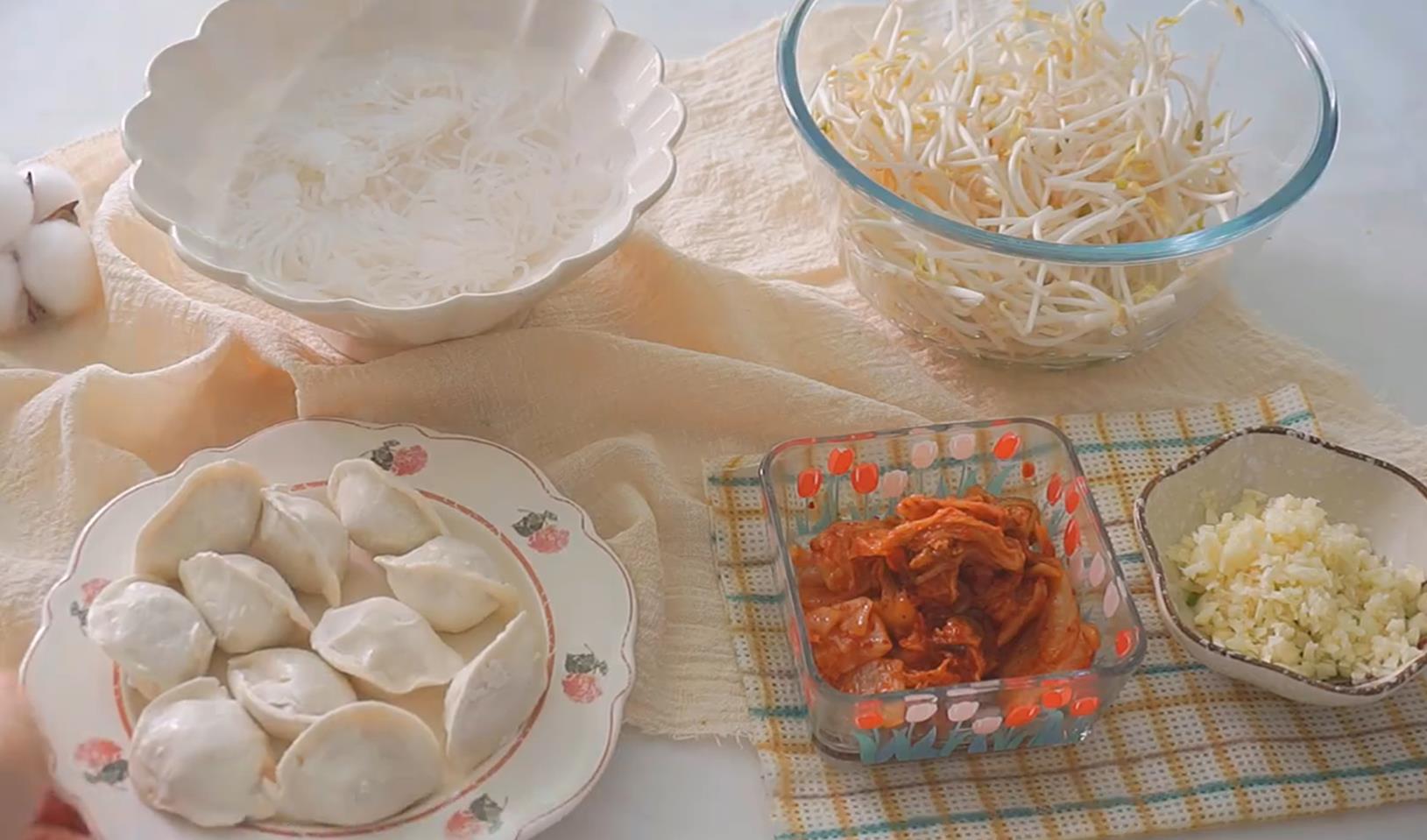 热腾腾的泡菜饺子锅吃起来超满足,必品阁韩国泡菜饺子的做法