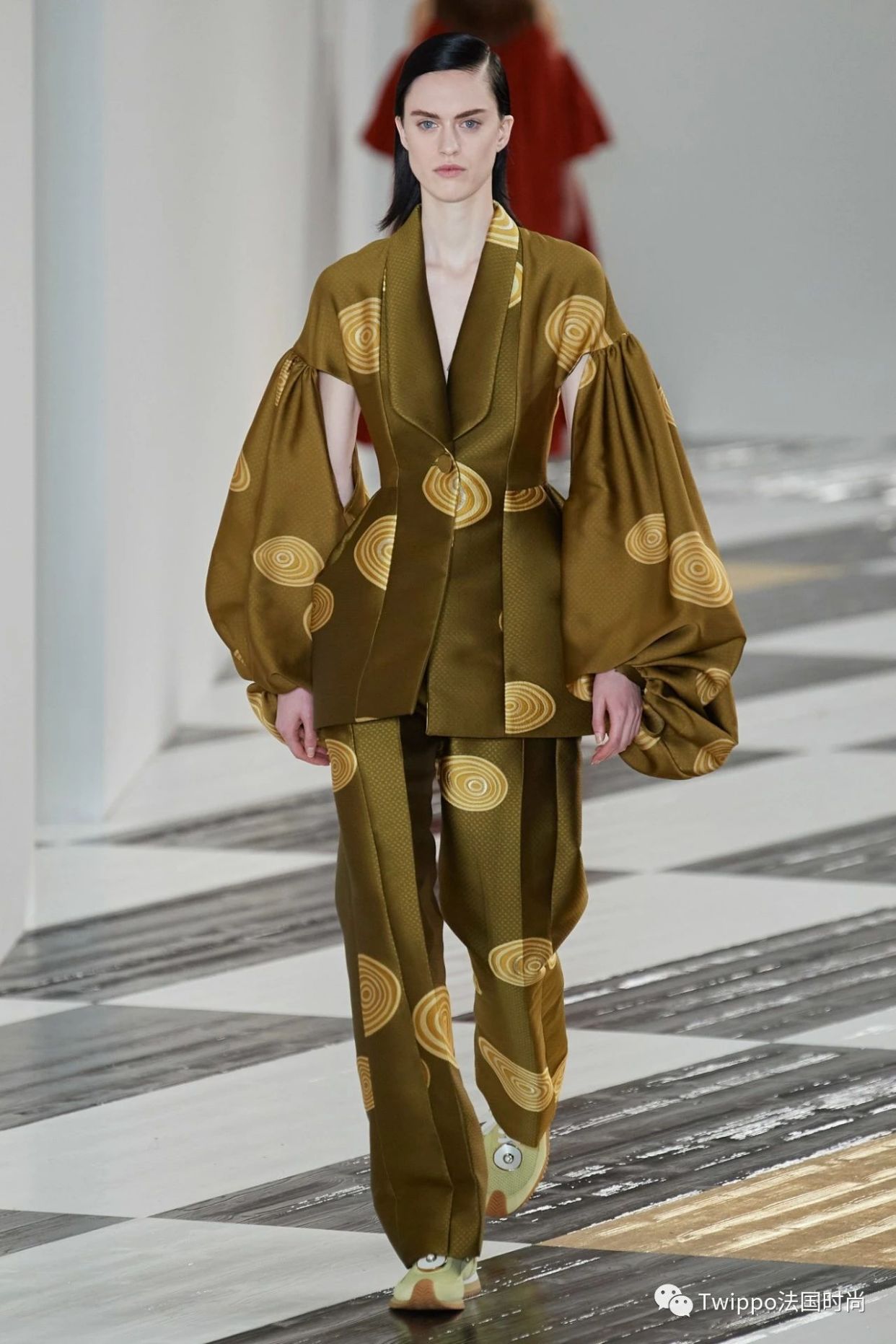 2020秋冬巴黎时装周givenchy秀场 (jacquemus 2020巴黎时装周秀场)