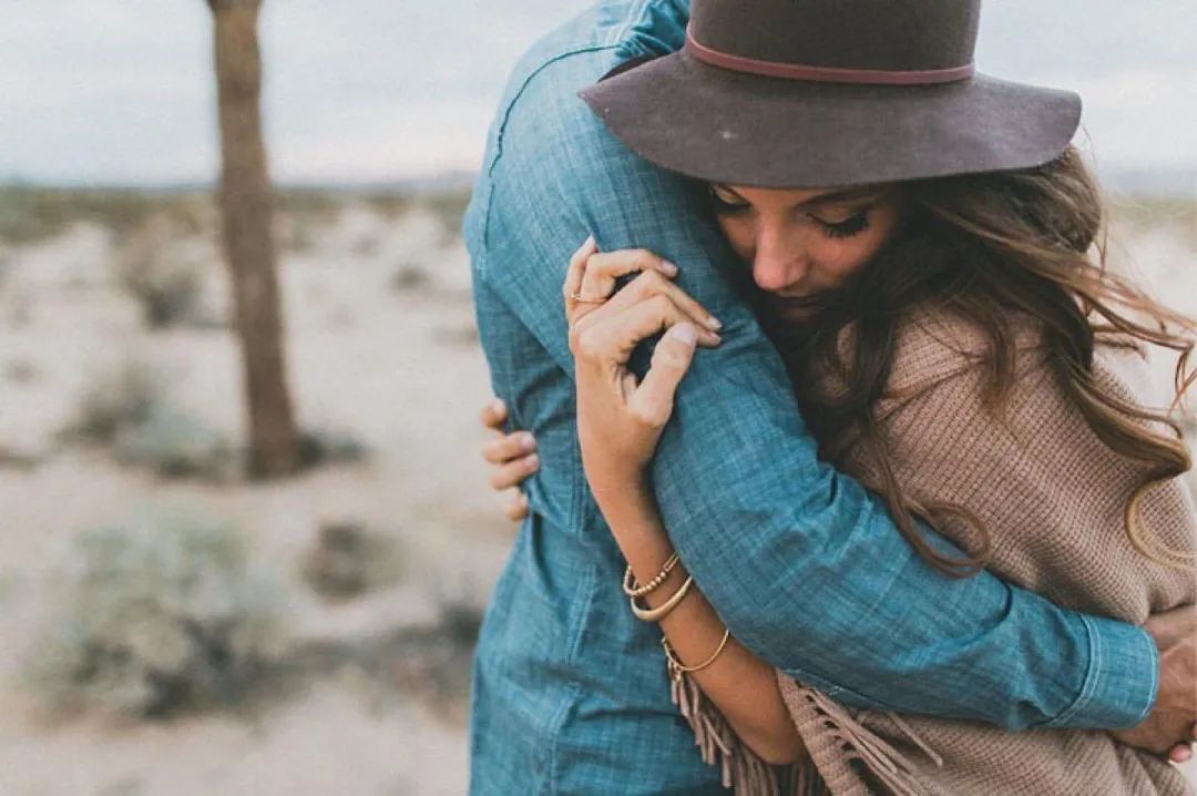 没有物质的爱情是不能维持下去的,所谓的爱情都是建立在物质基础上