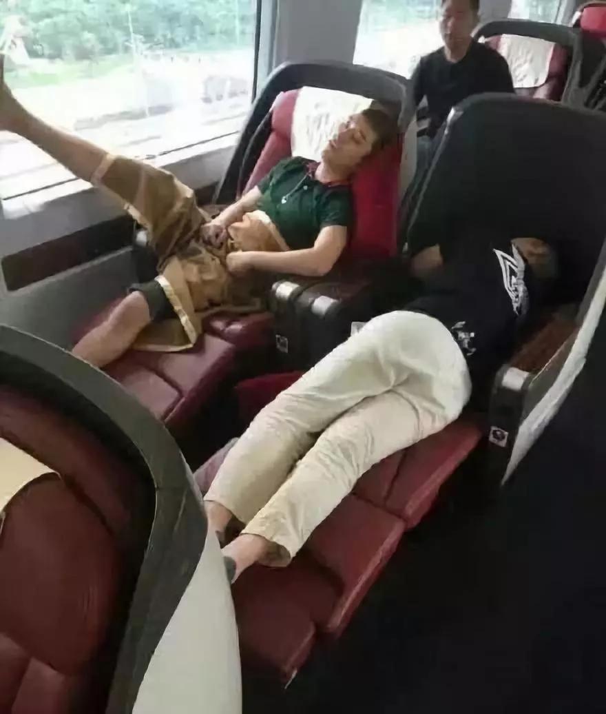 她今天为踩高铁小桌板道歉后，这双“小雏菊”也被实锤假货了