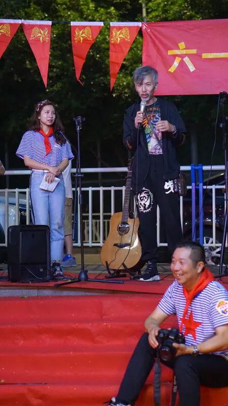 超龄儿童戴红领巾图片,戴红领巾的小朋友六一儿童节