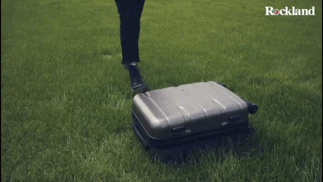 逃不过的*力暴**托运，必须祭出这款摔不伤的行李箱