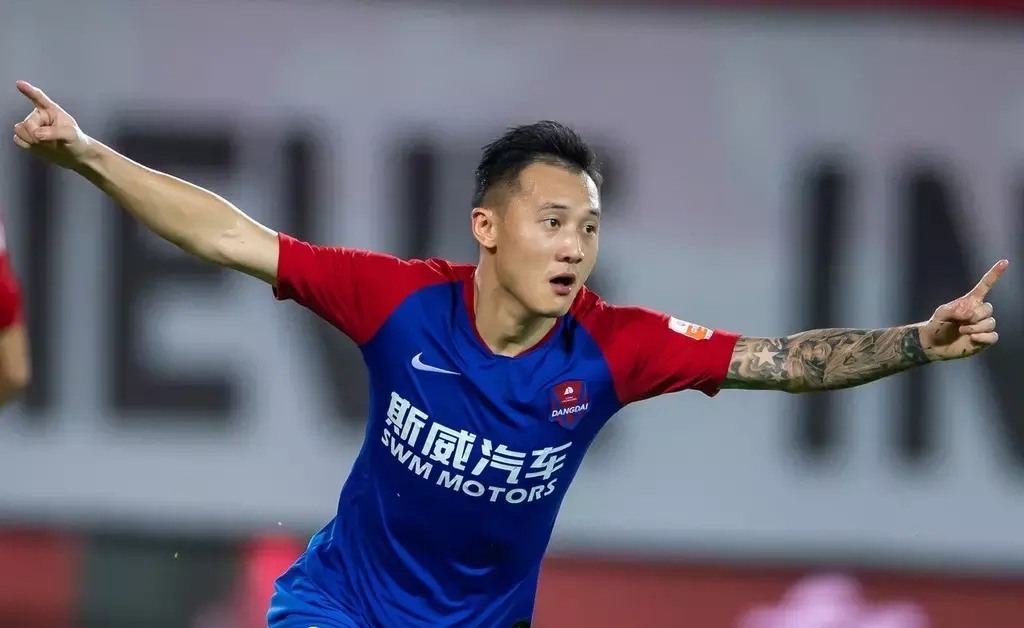 恒*史大**诗级连胜终结！国内球员1v4单挑恒大后防线破门，犹如梅西