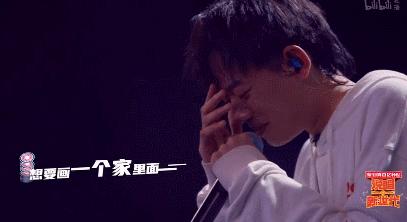 他来了，带着让rapper低头的节目来了