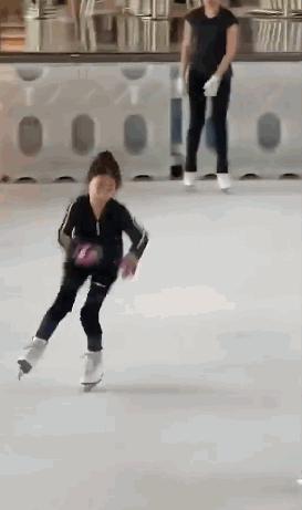 *小鹏李**7岁女儿奥莉长大啦！鼻子秀气大眼睛迷人，优雅溜冰似公主