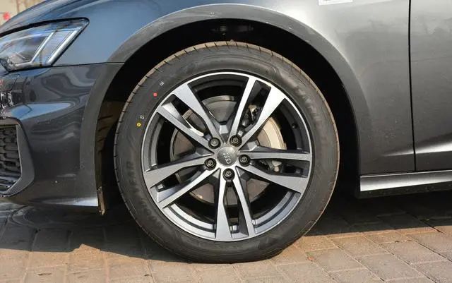 五系a6和e级哪个值得入手,5系e级a6l均顶配