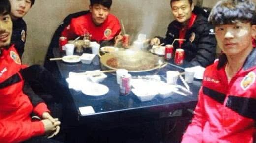 中国球员深夜跑出去泡吧打群架，6人已被刑拘，当时教练也在喝