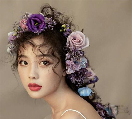 长发及腰的简单大气新娘发型,13款新娘发型最新风格