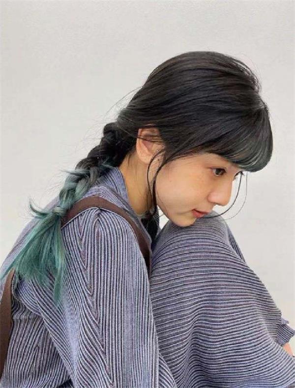 今年深灰亚麻色流行的头发颜色,深棕灰和棕咖色头发哪个好看