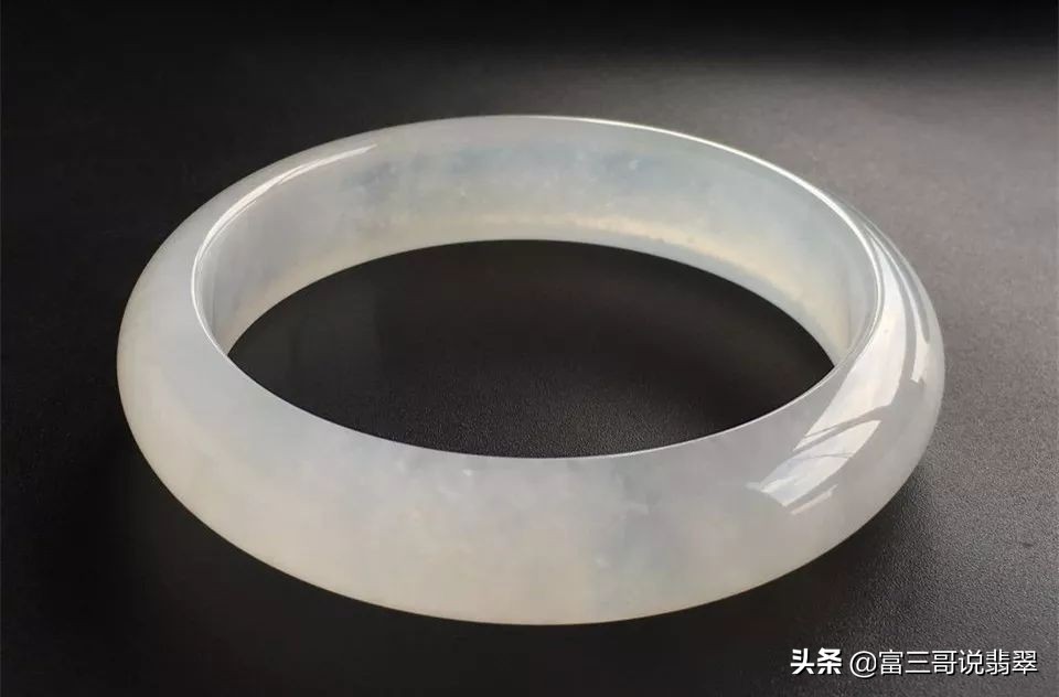 价值上亿的翡翠你知道几个呢,翡翠市场几十块钱的翡翠