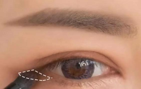 眼妆怎么画显大又干净眼影盘推荐,眼影的画法和技巧一周眼妆不重样