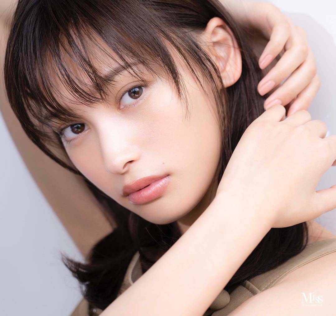 哑光妆容的魅力，在于提供漆黑的夜晚，展现色彩之美