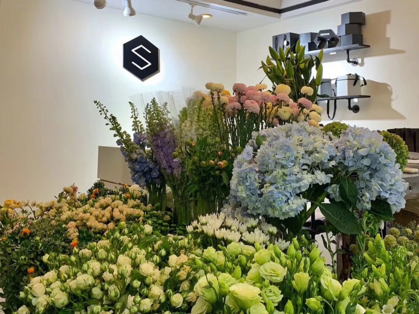 南昌龙凤花店,南昌福州路旁花店