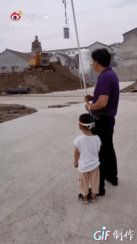 痴迷挖掘机的小男孩,为什么小男孩都喜欢挖掘机