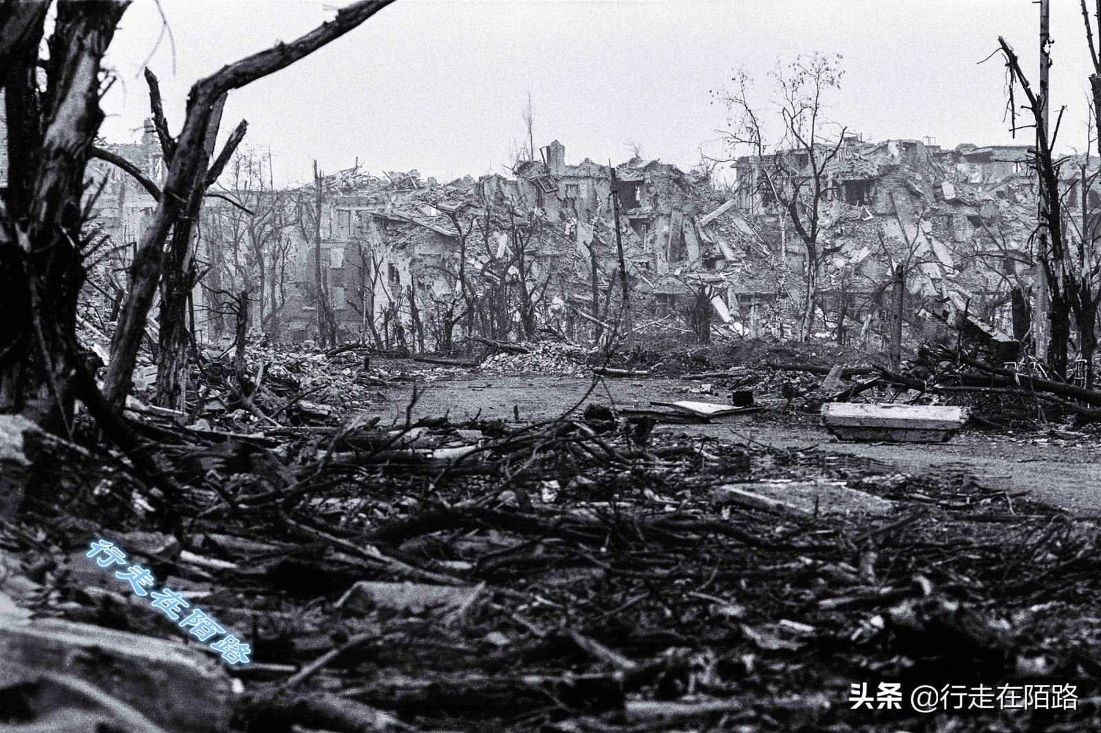 世俗化的车臣穆斯林：不戴头巾还能喝酒，交警都要配AK47