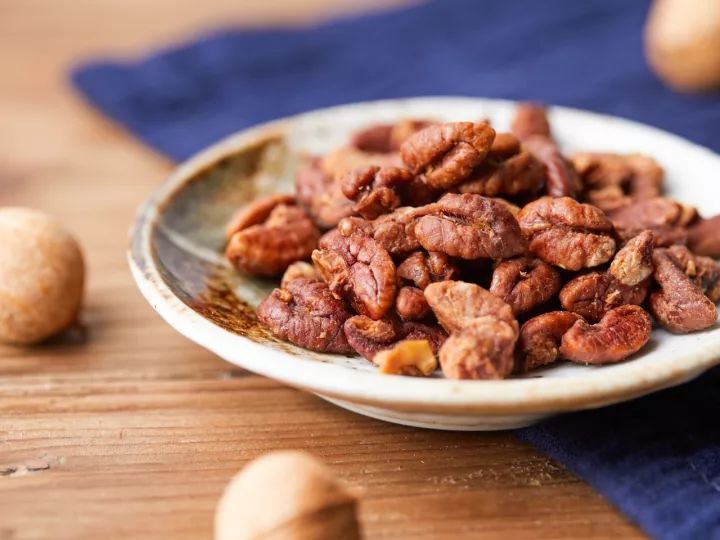 椒盐山核桃仁,核桃仁咸香酥脆的家庭做法
