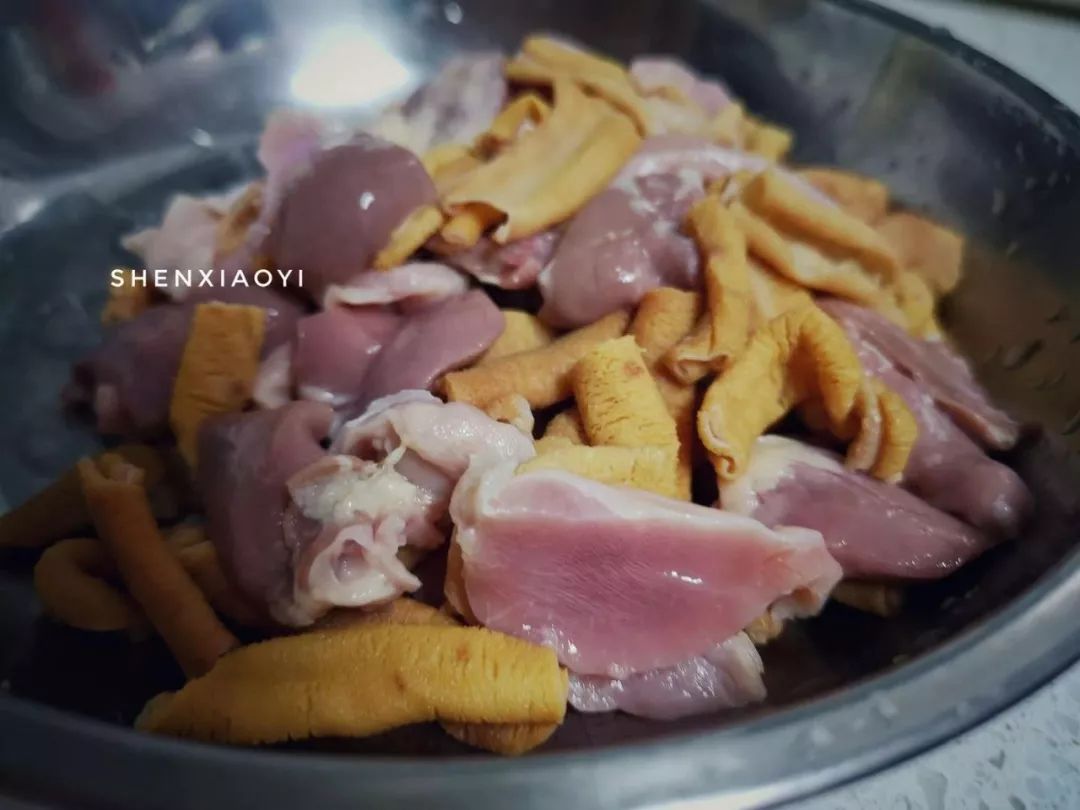 爆炒鸡杂到底要不要焯水,重庆鸡杂的家常做法爆炒泡椒鸡杂