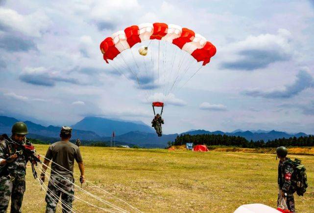 解放军特种部队单兵装备四眼,解放军特种兵新型单兵装备照片