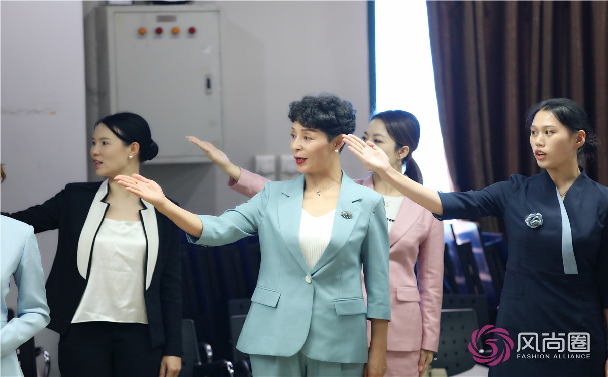 礼仪服务培训学习,服务礼仪培训师课程
